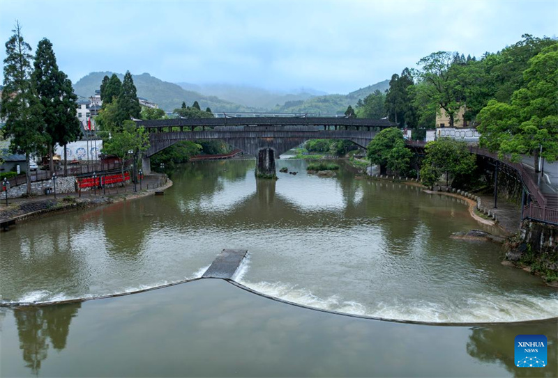 Fujian : des ponts en arc aux toits de bois bien conservés