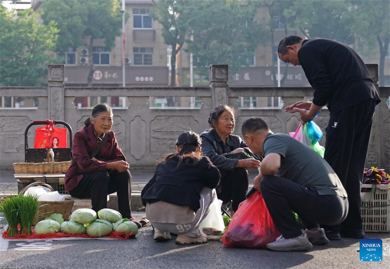 Jiangxi : à Jiujiang, le système du « marché fluctuant » atténue les conflits entre les vendeurs et les navetteurs du matin