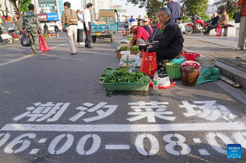 Jiangxi : à Jiujiang, le système du « marché fluctuant » atténue les conflits entre les vendeurs et les navetteurs du matin