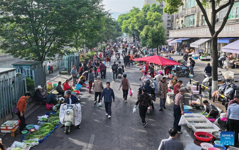 Jiangxi : à Jiujiang, le système du « marché fluctuant » atténue les conflits entre les vendeurs et les navetteurs du matin
