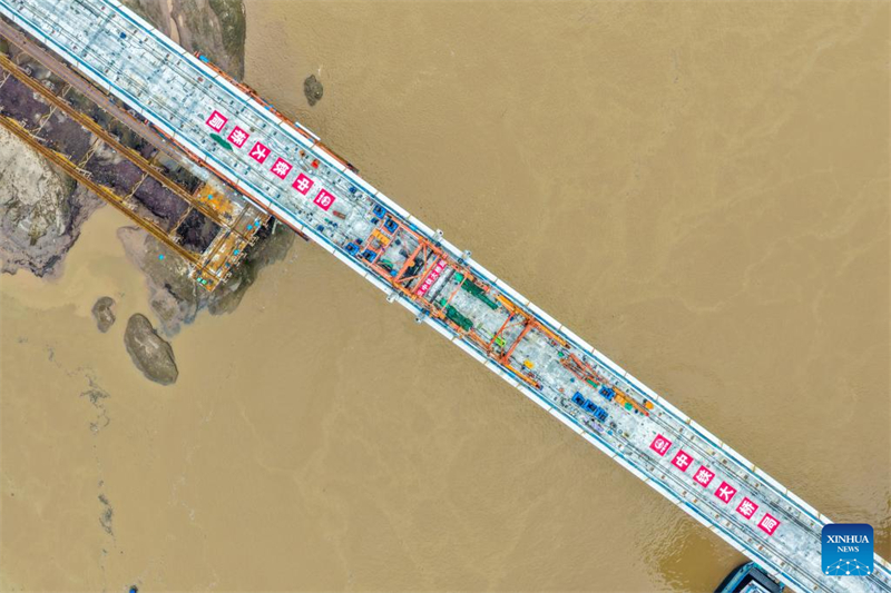 Le tablier de la voie ferrée du pont de Shituo sur le Yangtsé le long de la ligne à grande vitesse Chongqing-Wanzhou complètement fermé