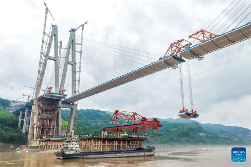 Le tablier de la voie ferrée du pont de Shituo sur le Yangtsé le long de la ligne à grande vitesse Chongqing-Wanzhou complètement fermé