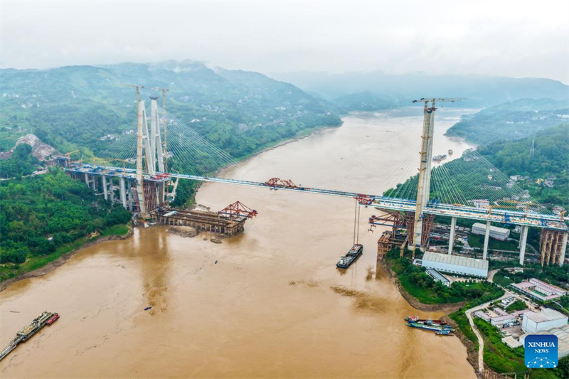 Le tablier de la voie ferrée du pont de Shituo sur le Yangtsé le long de la ligne à grande vitesse Chongqing-Wanzhou complètement fermé