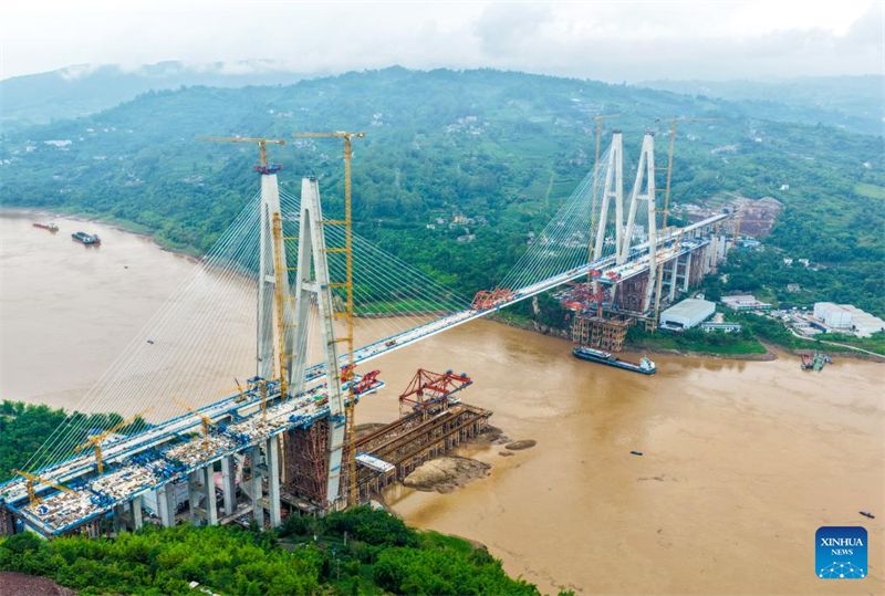 Le tablier de la voie ferrée du pont de Shituo sur le Yangtsé le long de la ligne à grande vitesse Chongqing-Wanzhou complètement fermé