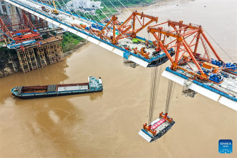 Le tablier de la voie ferrée du pont de Shituo sur le Yangtsé le long de la ligne à grande vitesse Chongqing-Wanzhou complètement fermé