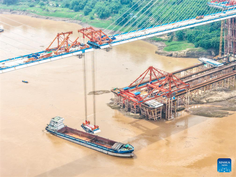 Le tablier de la voie ferrée du pont de Shituo sur le Yangtsé le long de la ligne à grande vitesse Chongqing-Wanzhou complètement fermé