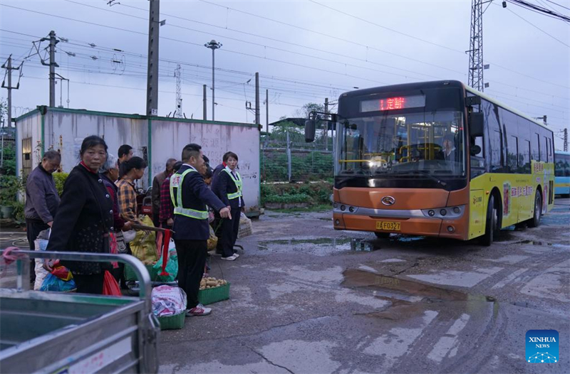 Jiangxi : lancement d'une ligne de bus spéciale pour les agriculteurs dans le village de Jiaxi