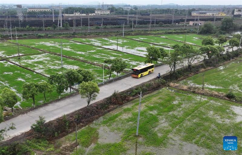 Jiangxi : lancement d'une ligne de bus spéciale pour les agriculteurs dans le village de Jiaxi