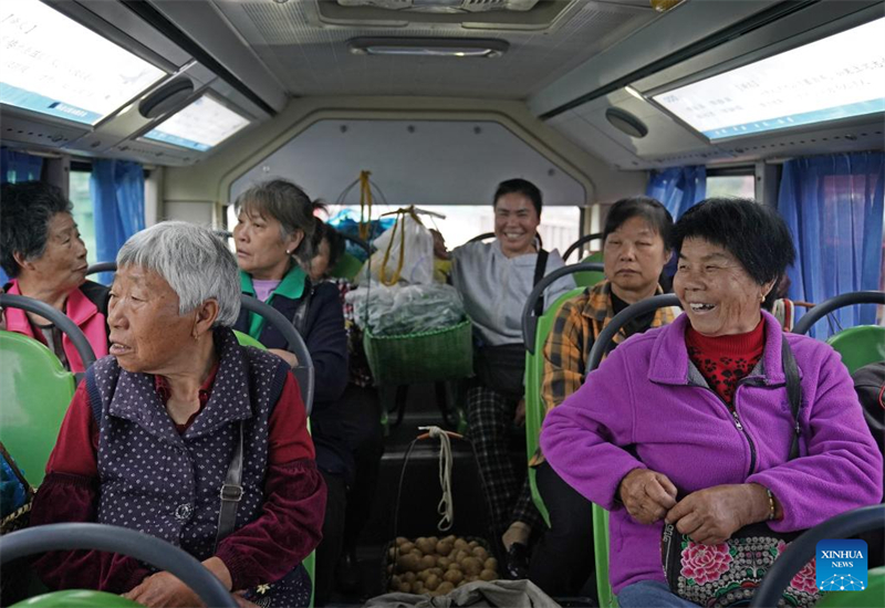 Jiangxi : lancement d'une ligne de bus spéciale pour les agriculteurs dans le village de Jiaxi