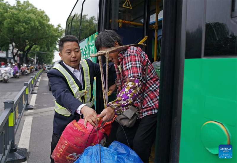 Jiangxi : lancement d'une ligne de bus spéciale pour les agriculteurs dans le village de Jiaxi