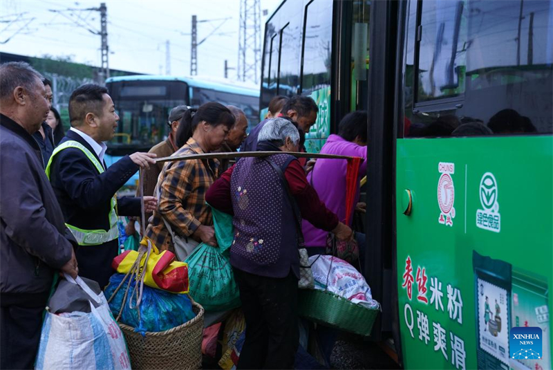 Jiangxi : lancement d'une ligne de bus spéciale pour les agriculteurs dans le village de Jiaxi