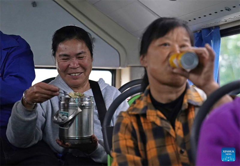 Jiangxi : lancement d'une ligne de bus spéciale pour les agriculteurs dans le village de Jiaxi