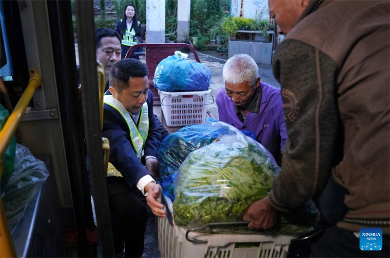Jiangxi : lancement d'une ligne de bus spéciale pour les agriculteurs dans le village de Jiaxi