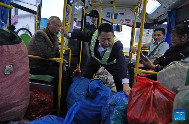 Jiangxi : lancement d'une ligne de bus spéciale pour les agriculteurs dans le village de Jiaxi