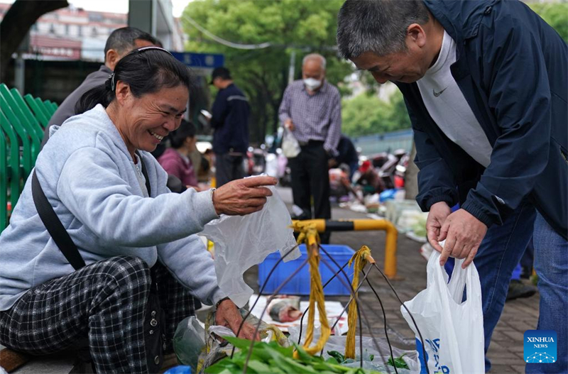 Jiangxi : lancement d'une ligne de bus spéciale pour les agriculteurs dans le village de Jiaxi