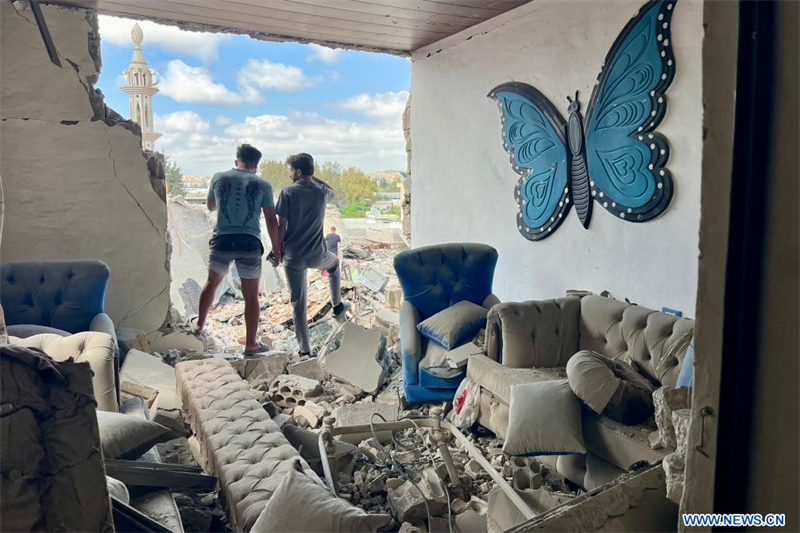 Des personnes se tiennent parmi les décombres d'une maison détruite par une frappe aérienne israélienne à Tyr, au Liban, le 26 mai 2026. (Xinhua/Ali Hashisho)