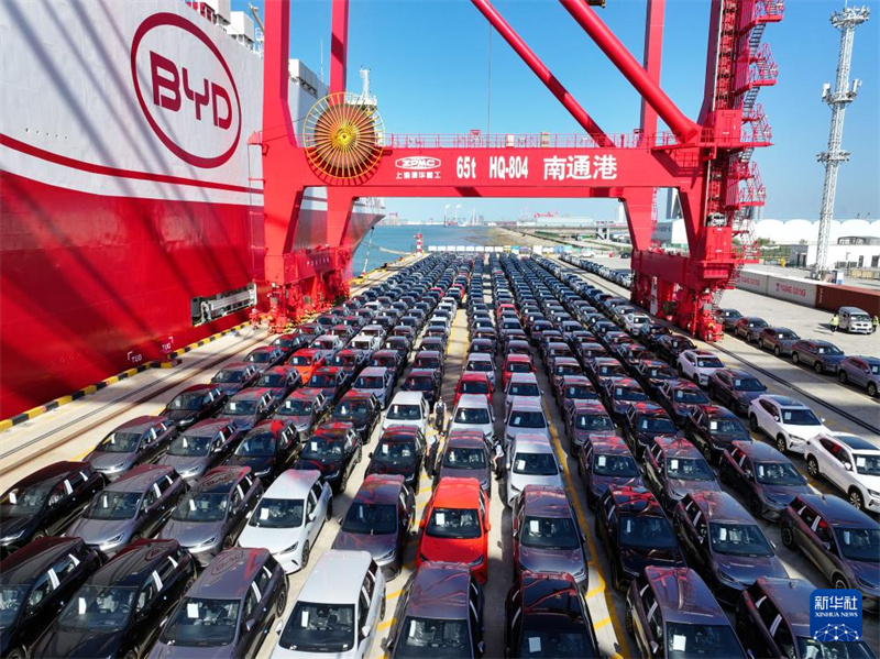 Jiangsu : 7 273 véhicules à énergies nouvelles ont appareillé de Nantong à destination de l'Europe
