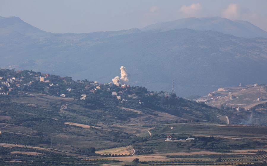 De la fumée s'élève d'un site dans le sud du Liban après une frappe militaire israélienne, vue depuis le nord d'Israël, le 31 mai 2026. (Xinhua/Gil Cohen Magen)
