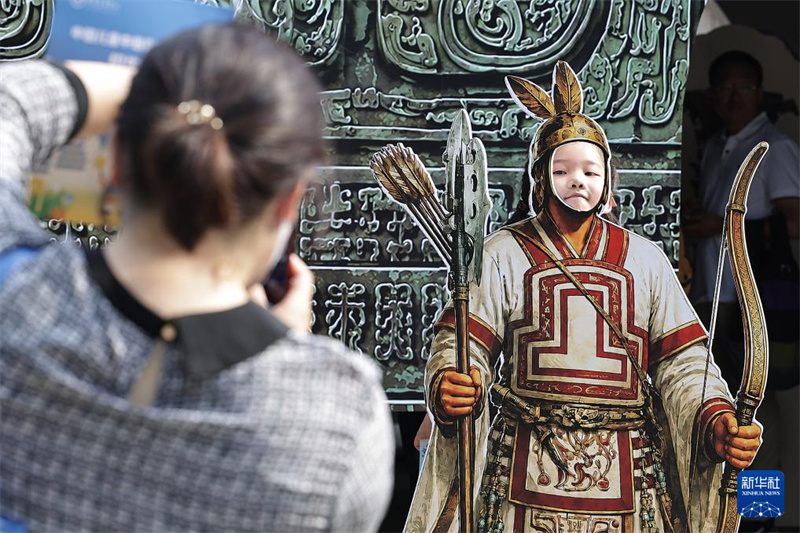 Un parent prend en photo son enfant lors de l'événement, le 31 mai. (Zhang Yuwei/Xinhua)