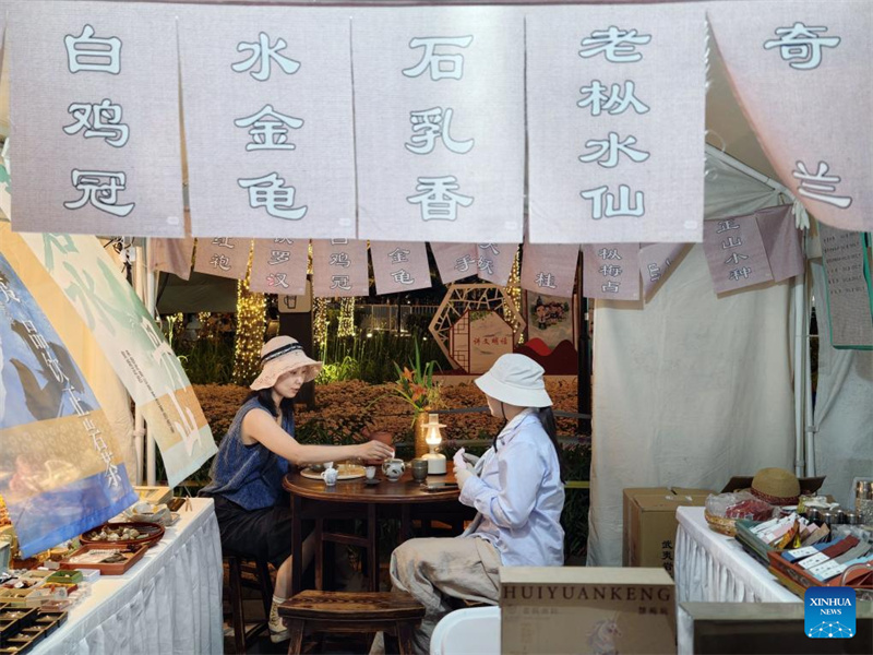 Beijing : une foire au thé se tient dans le quartier de Financial Street
