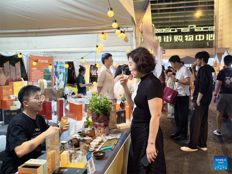 Beijing : une foire au thé se tient dans le quartier de Financial Street