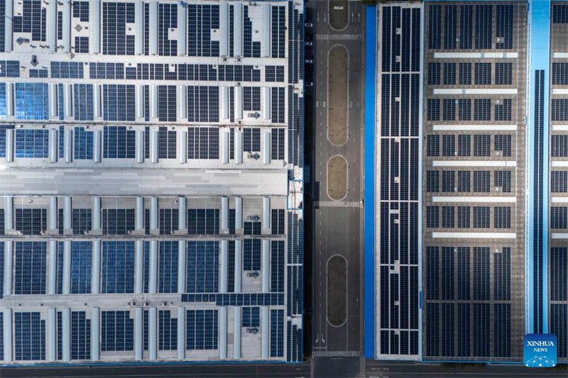Photo aérienne prise par un drone prise le 8 mai 2026 montrant une vue d'un projet photovoltaïque distribué (PV) de 5,22 mégawatts installé sur le toit de la société Harbin Dongan Auto Engine Co., Ltd. à Harbin, capitale de la province du Heilongjiang (nord-est de la Chine). (Zhang Tao/Xinhua)