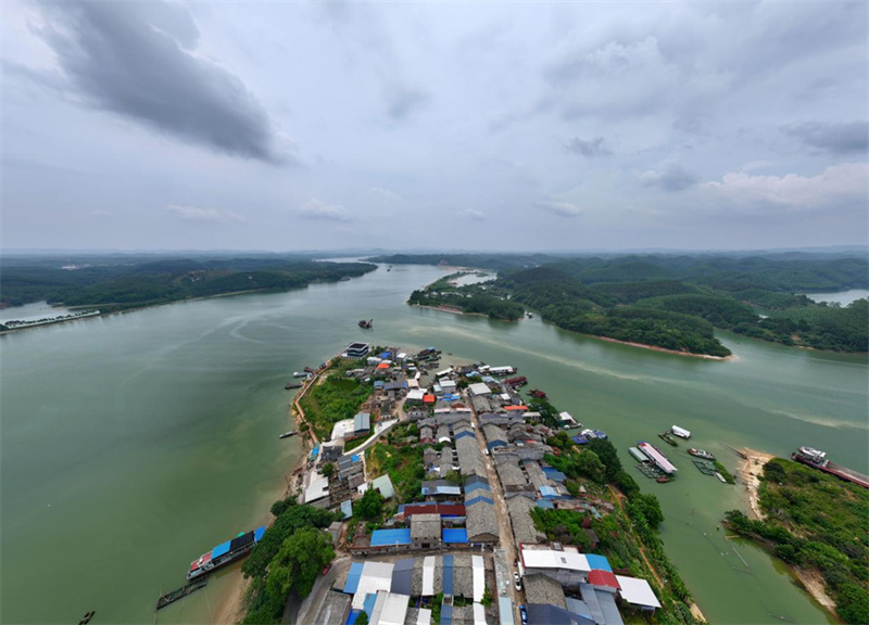 Photo prise par un drone montrant l'embouchure de la rivière Pingtang, soit le point de départ du canal Pinglu à Hengzhou, dans la région autonome Zhuang du Guangxi (sud de la Chine), le 4 juin 2026. (Zhou Hua/Xinhua)