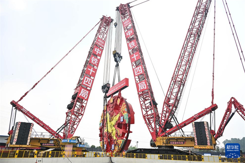 Jiangsu : la tête de coupe du tunnelier à bouclier « Fenji » du tunnel sous le Yangtsé de la ligne à grande vitesse Yancheng-Yixing descendue avec succès dans le puits