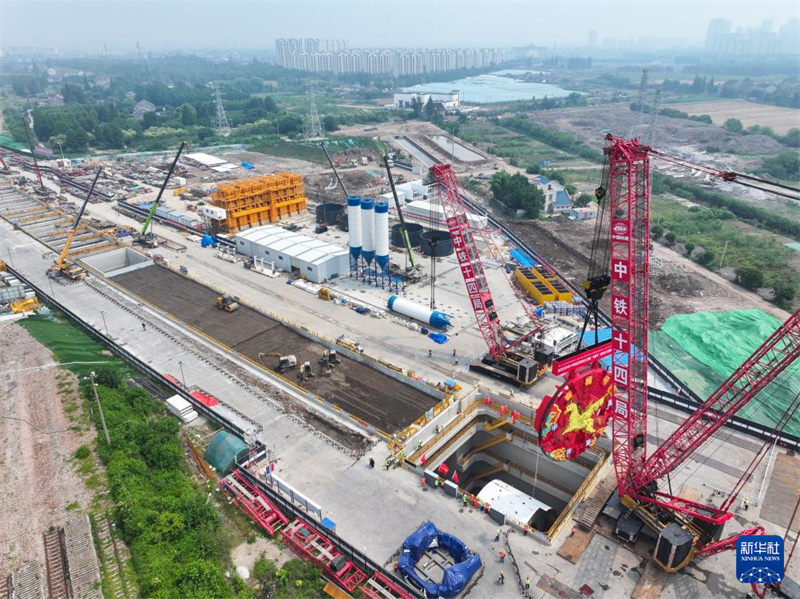 Jiangsu : la tête de coupe du tunnelier à bouclier « Fenji » du tunnel sous le Yangtsé de la ligne à grande vitesse Yancheng-Yixing descendue avec succès dans le puits