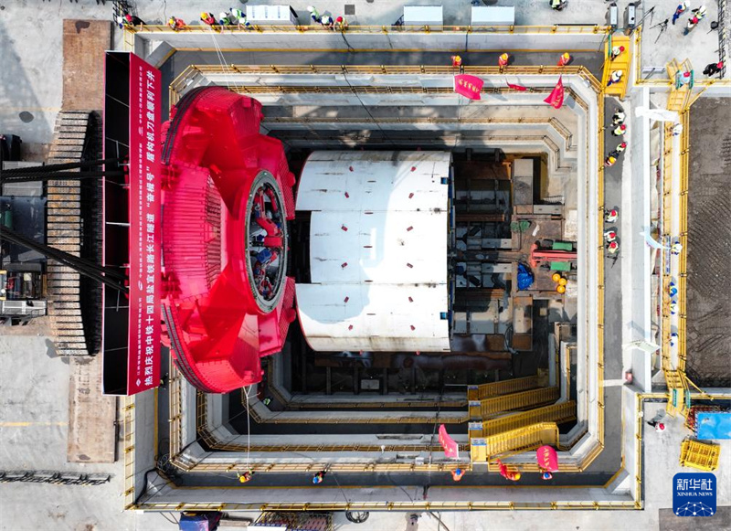 Jiangsu : la tête de coupe du tunnelier à bouclier « Fenji » du tunnel sous le Yangtsé de la ligne à grande vitesse Yancheng-Yixing descendue avec succès dans le puits