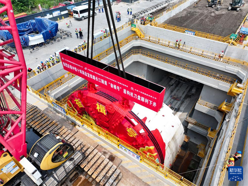 Jiangsu : la tête de coupe du tunnelier à bouclier « Fenji » du tunnel sous le Yangtsé de la ligne à grande vitesse Yancheng-Yixing descendue avec succès dans le puits
