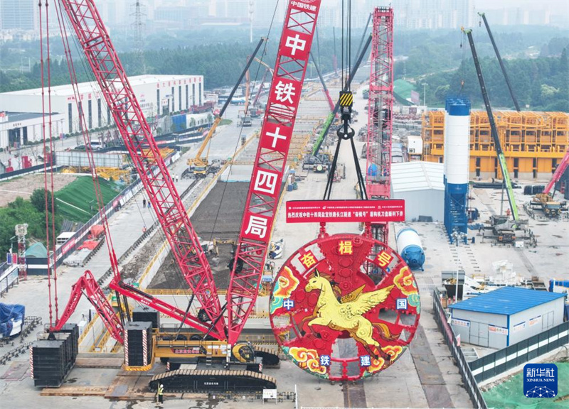 Jiangsu : la tête de coupe du tunnelier à bouclier « Fenji » du tunnel sous le Yangtsé de la ligne à grande vitesse Yancheng-Yixing descendue avec succès dans le puits