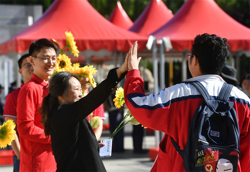 A l'approche du gaokao, les parents chinois se tournent vers les porte-bonheur