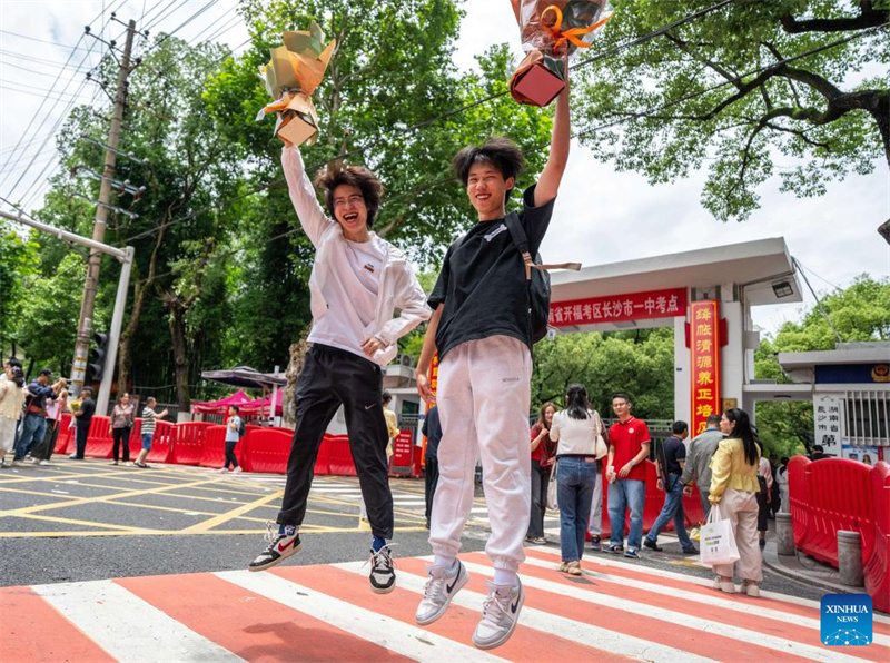 Des étudiants font la fête après l'examen national d'entrée à l'université à Changsha, capitale de la province du Hunan (centre de la Chine), le 9 juin 2026. (Chen Sihan/Xinhua)