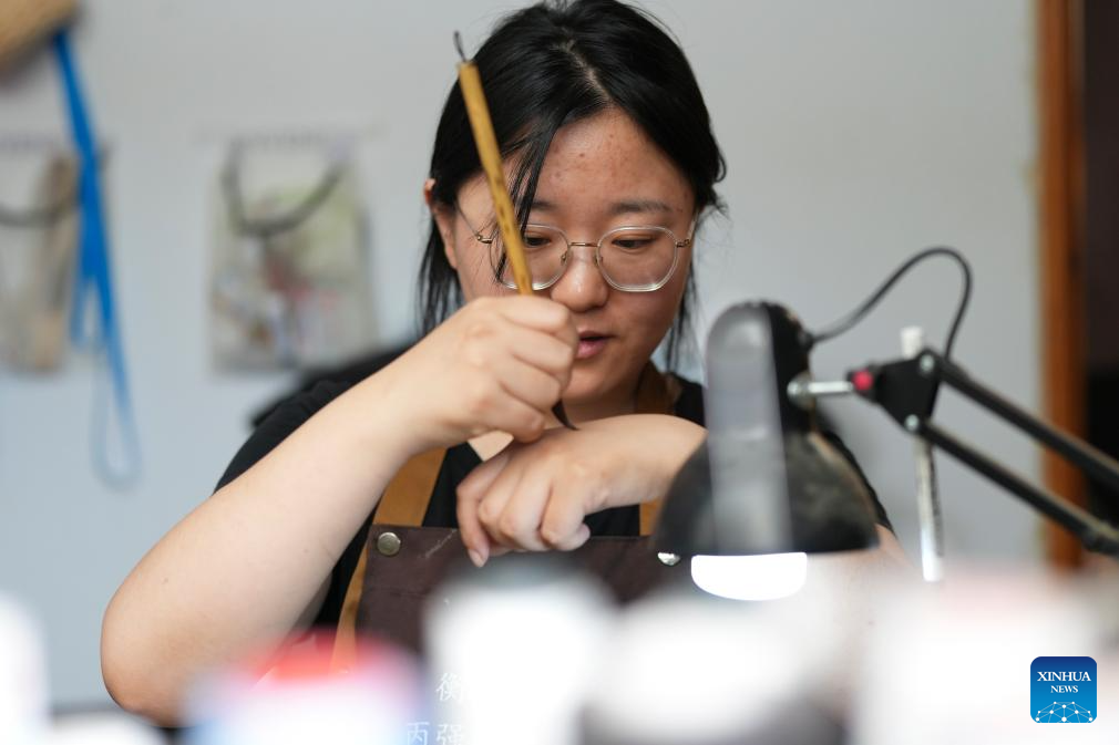 Hebei : histoire en photos d'une jeune héritière de la technique de fabrication des pinceaux d'écriture de Houdian à Hengshui