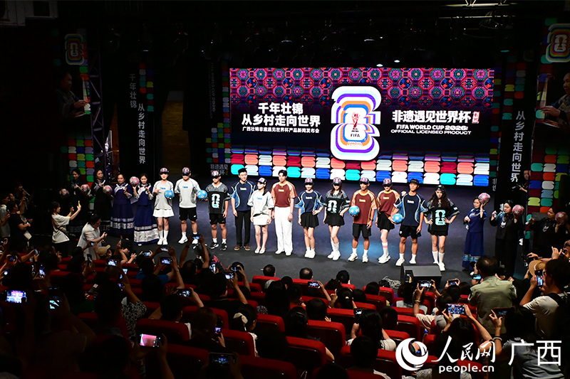 Guangxi : le brocart Zhuang millénaire s'invite à la coupe du monde de football
