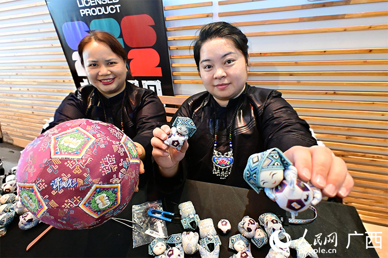 Guangxi : le brocart Zhuang millénaire s'invite à la coupe du monde de football