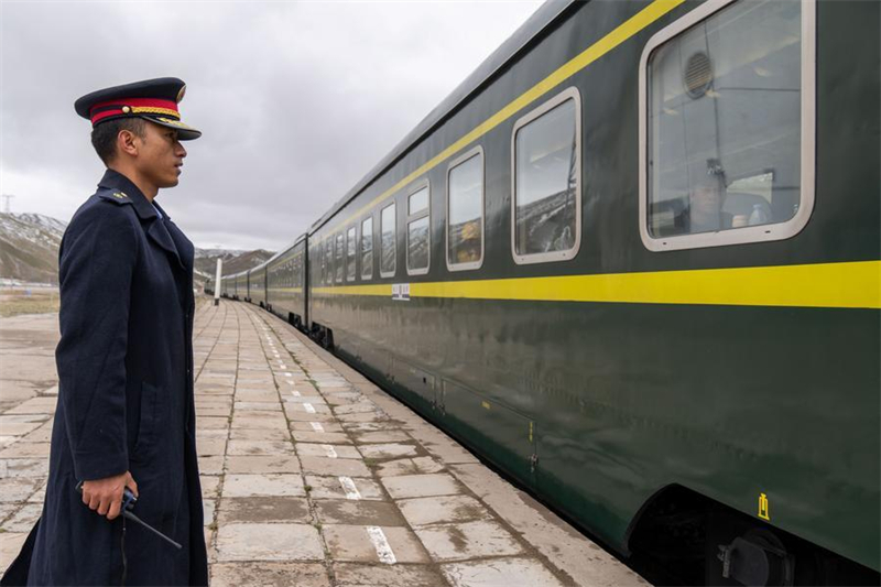 Xizang : une gare ferroviaire à haute altitude apporte du confort aux résidents locaux du comté d'Amdo