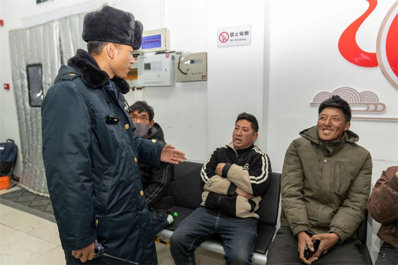 Xizang : une gare ferroviaire à haute altitude apporte du confort aux résidents locaux du comté d'Amdo