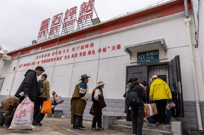 Xizang : une gare ferroviaire à haute altitude apporte du confort aux résidents locaux du comté d'Amdo