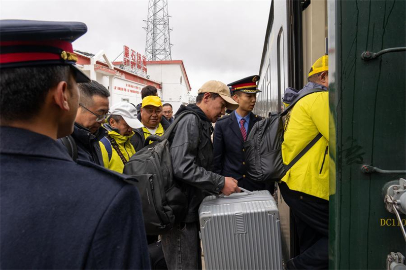 Xizang : une gare ferroviaire à haute altitude apporte du confort aux résidents locaux du comté d'Amdo