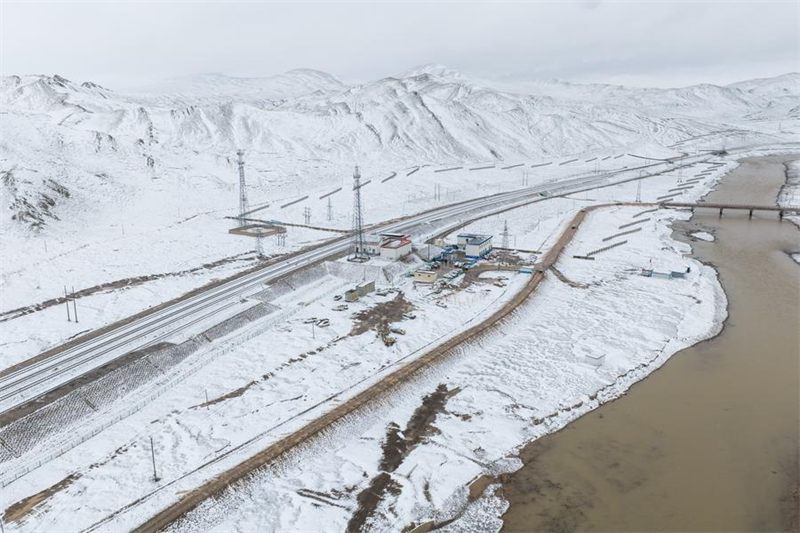 Xizang : une gare ferroviaire à haute altitude apporte du confort aux résidents locaux du comté d'Amdo