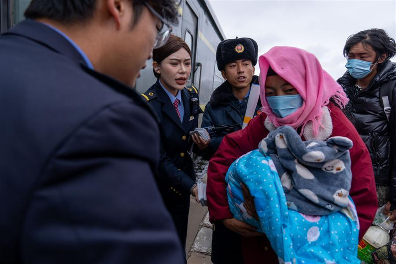 Xizang : une gare ferroviaire à haute altitude apporte du confort aux résidents locaux du comté d'Amdo