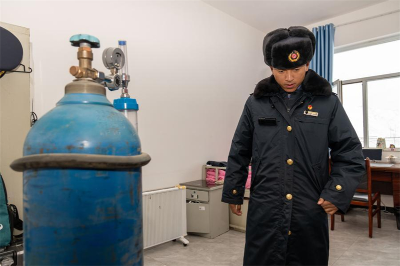 Xizang : une gare ferroviaire à haute altitude apporte du confort aux résidents locaux du comté d'Amdo