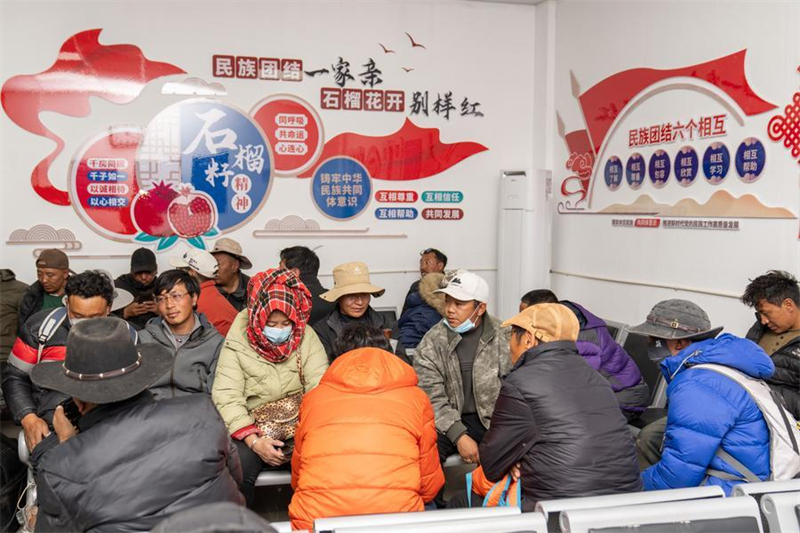 Xizang : une gare ferroviaire à haute altitude apporte du confort aux résidents locaux du comté d'Amdo