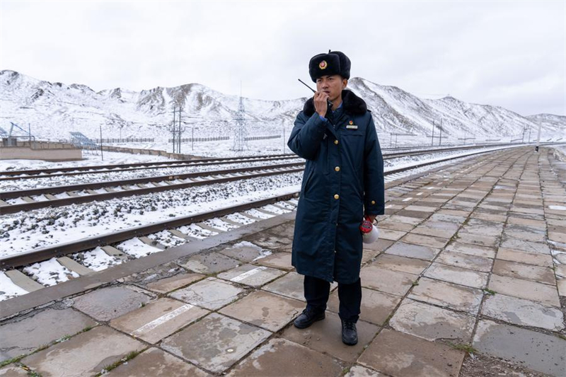 Xizang : une gare ferroviaire à haute altitude apporte du confort aux résidents locaux du comté d'Amdo