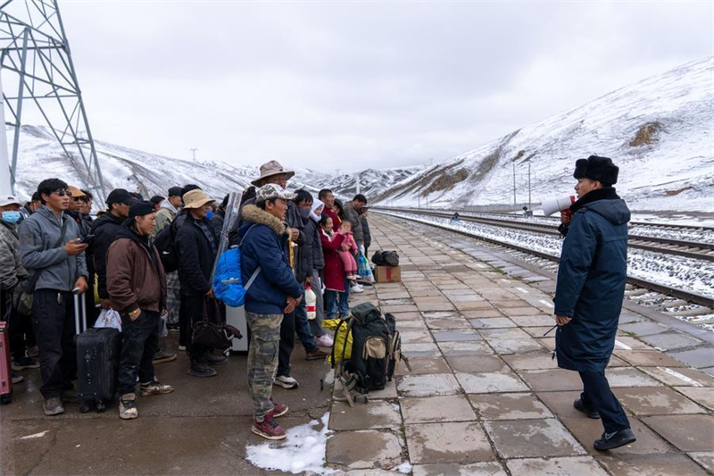 Xizang : une gare ferroviaire à haute altitude apporte du confort aux résidents locaux du comté d'Amdo