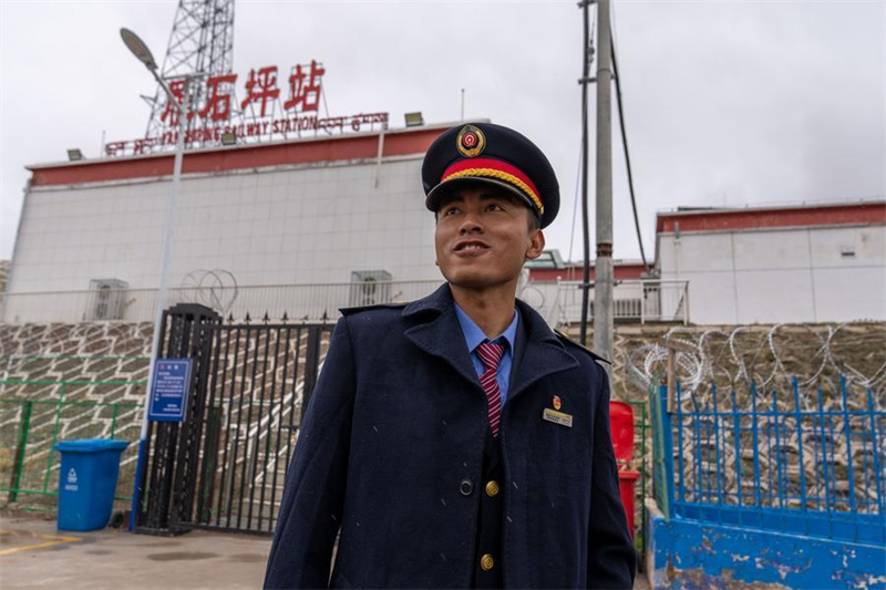 Xizang : une gare ferroviaire à haute altitude apporte du confort aux résidents locaux du comté d'Amdo