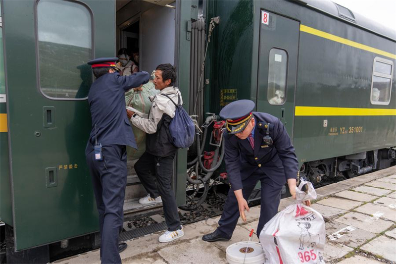 Xizang : une gare ferroviaire à haute altitude apporte du confort aux résidents locaux du comté d'Amdo