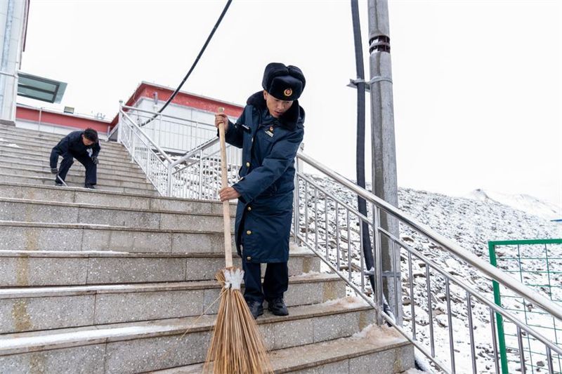 Xizang : une gare ferroviaire à haute altitude apporte du confort aux résidents locaux du comté d'Amdo